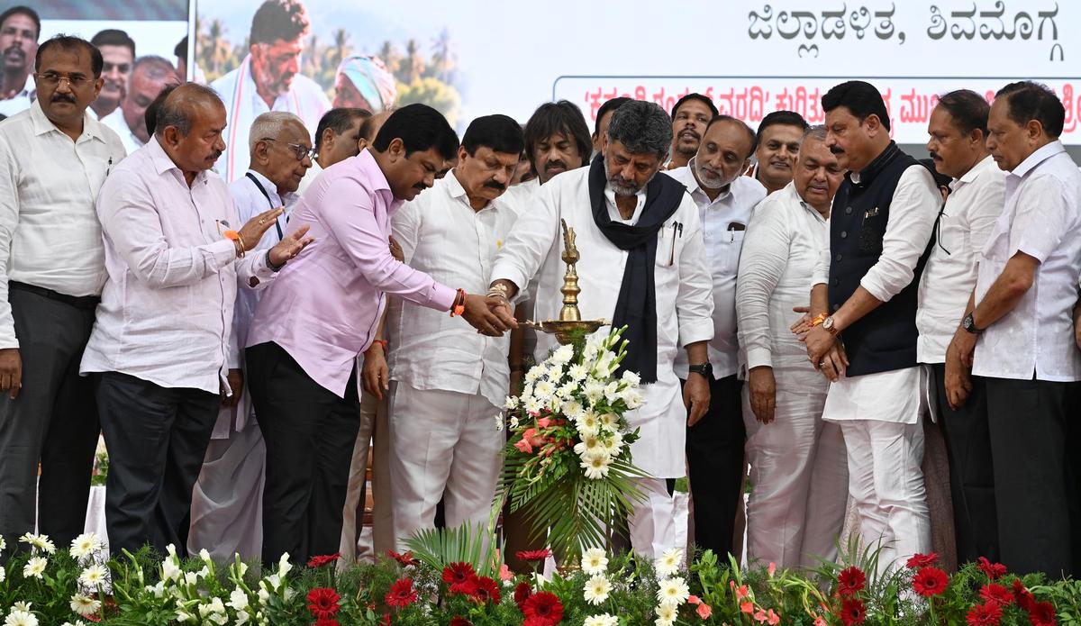 ತೀರ್ಥಹಳ್ಳಿ ಸಮಾಲೋಚನೆಯಲ್ಲಿ ಪಶ್ಚಿಮ ಘಟ್ಟಗಳ ರೈತರಿಗೆ ತೊಂದರೆಯಾಗದಂತೆ ಸಿಎಂ ಶೀವಕುಮಾರ್ ಅಭಯ