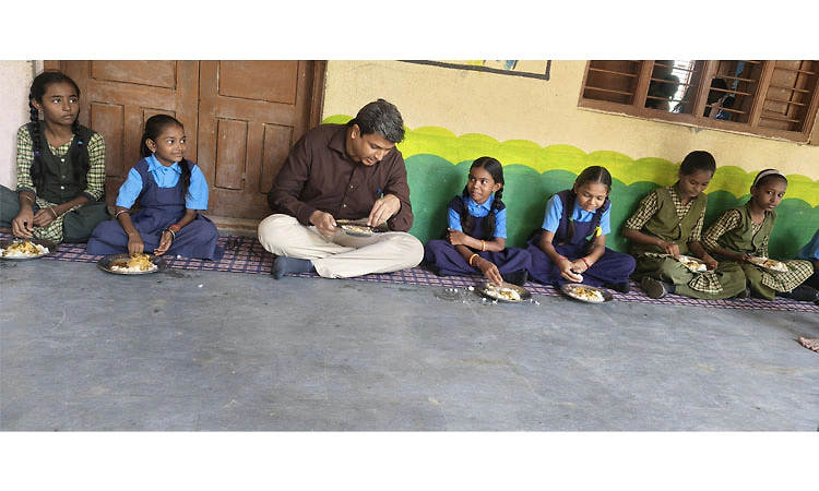 Yadgir Deputy Commissioner Rahul Tukaram Pandve Visits Govt Schools, Shares Mid-Day Meal with Students